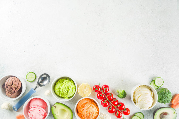 Модна веганська їжа, концепція літнього здорового десерту, барвисте дієтичне морозиво з авокадо, огірком, помідорами, буряком, морквою, брокколі, цвітною капустою. Заморожена вегетаріанка, білий фон
 - Фото, зображення