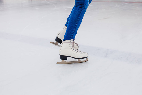 Skates on the rink. Woman on the ice - Foto, imagen