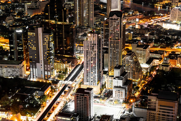 Kaunis kaupunki arkkitehtuuri ja rakennus Bangkokissa kaupunkimaisema Thaimaa yöllä
 - Valokuva, kuva