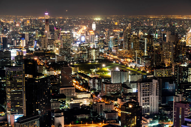 Hermosa ciudad con arquitectura y edificio en Bangkok paisaje urbano Tailandia por la noche
 - Foto, Imagen