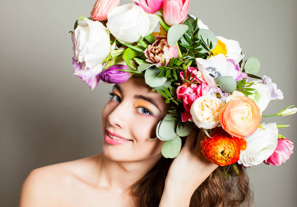 Spring flowers, blooming Nature Hairstyle and make up - Valokuva, kuva