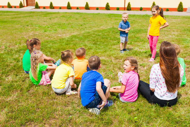 entzückende Mädchen und Jungen lernen im Sommerlager, sich zu benehmen - Foto, Bild