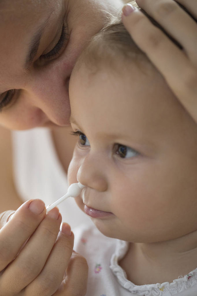 anya csecsemők orra, vatta letöröl tisztítására - Fotó, kép