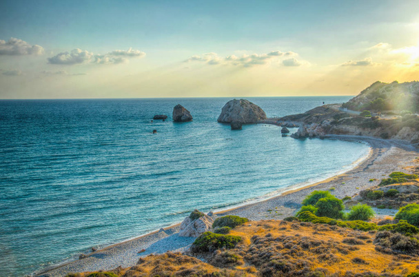 Auringonlasku näkymä Petra tou Romiou valitettavasti Afordite rock Kyproksella
 - Valokuva, kuva