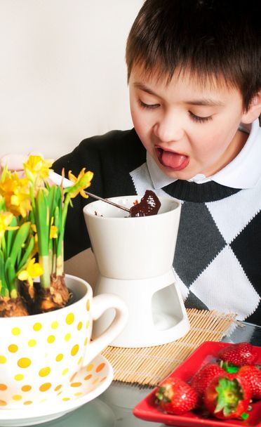 Poika ja mansikka suklaa fondue
 - Valokuva, kuva