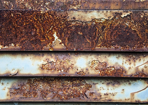 Oxido en la plancha. Tiras de metal oxidado. Textura y fondo
. - Foto, imagen