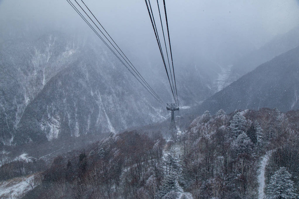 Shinhotaka lanová dráha (Shin-Puchta), stanice lanovky během sněžení na zimu v Takayama, Gifu, Japonsko - Fotografie, Obrázek