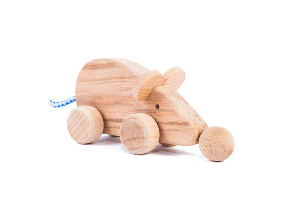 Foto di un topo di legno su ruote di faggio. Giocattolo fatto di auto topo di legno su uno sfondo bianco isolato
 - Foto, immagini
