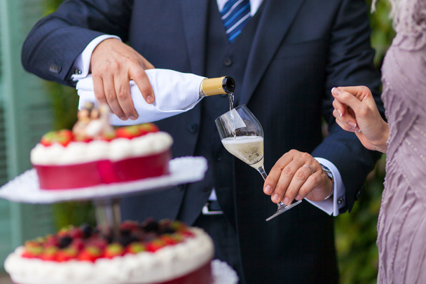 シャンパン、ウェディング ケーキ - 写真・画像