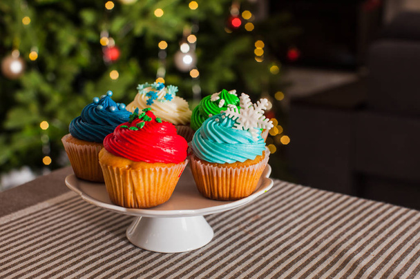Christmas cupcakes on the cakestand on the table - Foto, Imagem