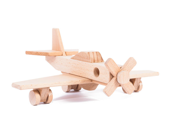 Foto de un plano de madera de haya. Juguete hecho de aviones retro de madera sobre un fondo blanco aislado
 - Foto, Imagen
