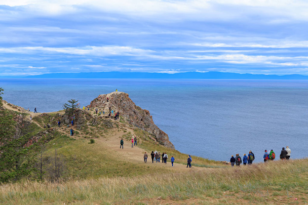 Russie, Baïkal, Olkhon. Les touristes du Cap Shunte admirent le lac Baïkal
 - Photo, image