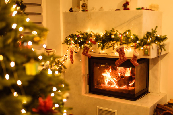 Albero di Natale e arredamento casa vacanza sul camino
 - Foto, immagini