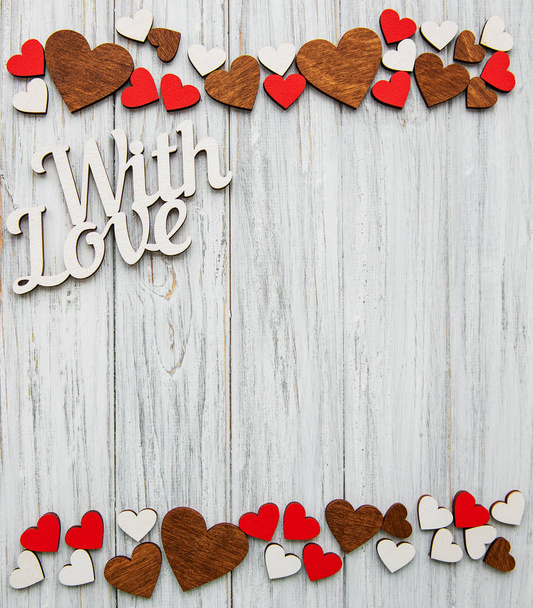 El día de San Valentín el fondo romántico - los corazones decorativos sobre el fondo de madera
 - Foto, imagen