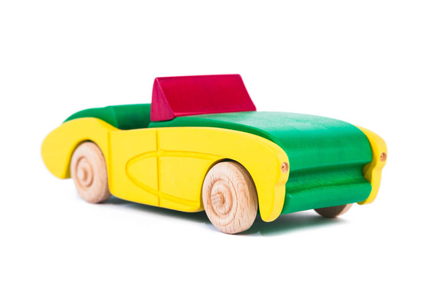 Foto di una macchina da corsa in faggio colorato. Giocattolo in legno cabriolet su sfondo bianco isolato
 - Foto, immagini