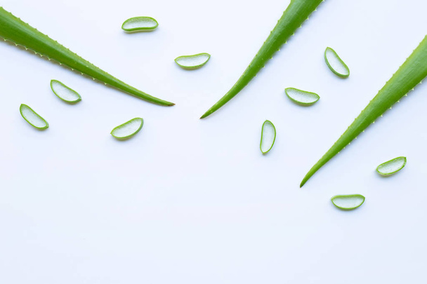 Aloe Vera Blätter und Scheiben auf weißem Hintergrund. Kopierraum - Foto, Bild