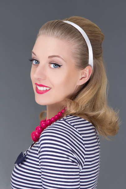 jonge aantrekkelijke blondie pinup meisje in gestreepte jurk - Foto, afbeelding