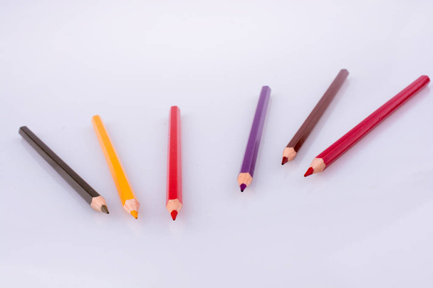 matite a colori di vari colori su sfondo bianco
 - Foto, immagini