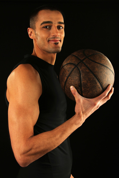 Μπάσκετ παίκτης κρατώντας μπάλα - Φωτογραφία, εικόνα
