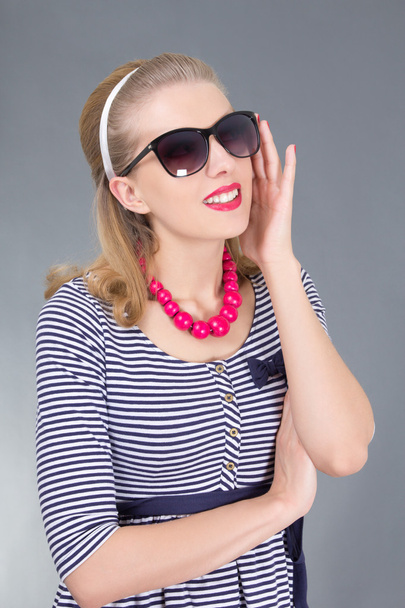 attraente ragazza pinup in occhiali da sole - Foto, immagini