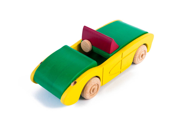 Φωτογραφία από το πολύχρωμο οξιάς ένα αγωνιστικό αυτοκίνητο. Παιχνιδιών που είναι κατασκευασμένα από ξύλο cabriolet σε λευκό φόντο απομονωμένες - Φωτογραφία, εικόνα