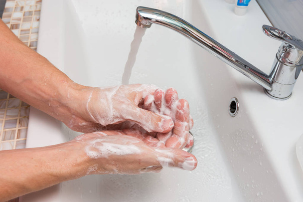 Мытье рук с мылом в раковине - Фото, изображение