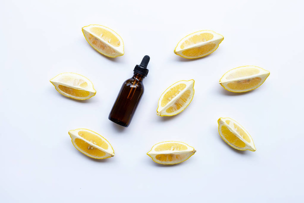 Свежий лимон с лимонным эфирным маслом на белом фоне
 - Фото, изображение
