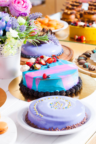 Showcase with modern dessert - cakes and sweets - Foto, Imagen