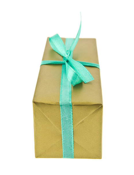 緑のリボン、白い背景で隔離の贈り物ゴールデン ボックス - 写真・画像