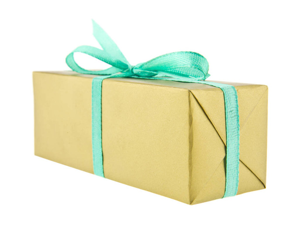 緑のリボン、白い背景で隔離の贈り物ゴールデン ボックス - 写真・画像