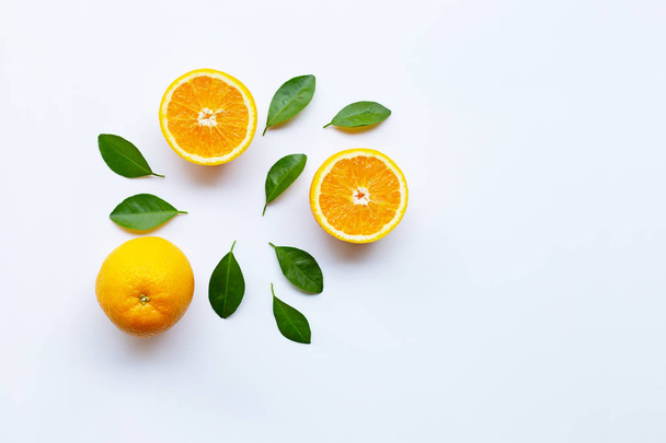 葉白い背景の上に新鮮なオレンジの柑橘系の果物。コピー スペース - 写真・画像
