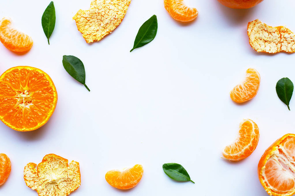 Frutos naranjas y hojas verdes sobre un fondo blanco. Copiar espacio
 - Foto, Imagen