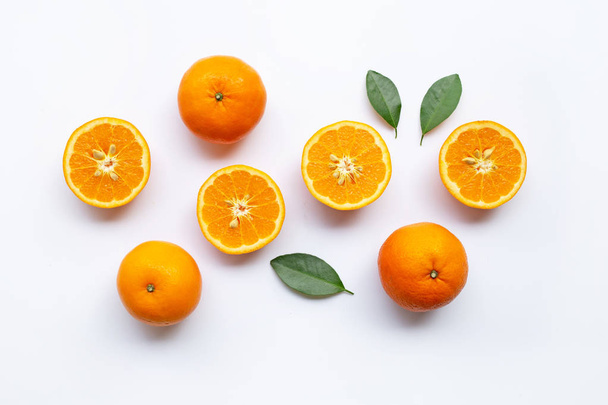 Świeży pomarańczowy owoce cytrusowe z liści na białym tle. Widok z góry - Zdjęcie, obraz