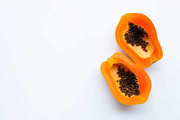 Papaya frutta su uno sfondo bianco. Copia spazio
 - Foto, immagini