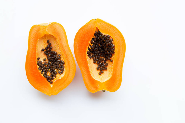 Fruto dulce de papaya sobre un fondo blanco
. - Foto, Imagen