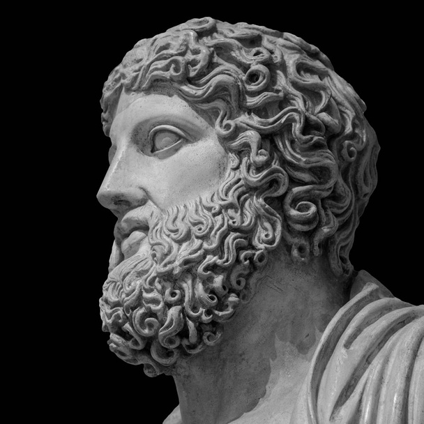 Yunan tanrısı Zeus siyah arka plan üzerine izole mermer heykel - Fotoğraf, Görsel