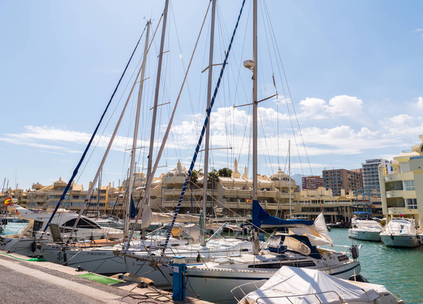 Benalmádena, Španělsko - 10. května 2018 A krásný přístav s luxusní jachty a motorové čluny v turistické přímořském městě Benalmadena - Fotografie, Obrázek