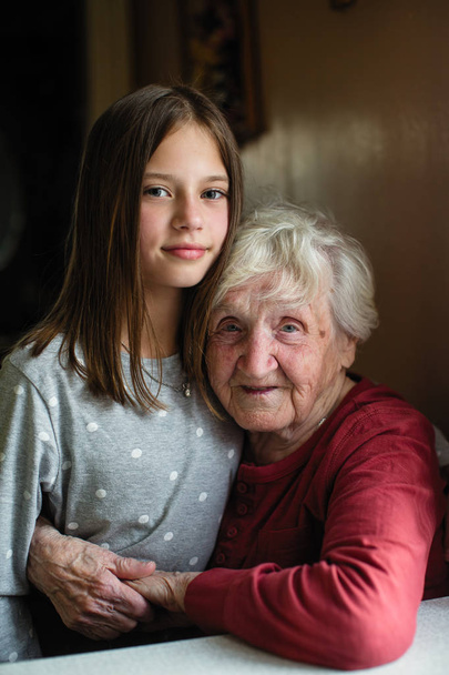 Portret dziewczynki i jej babcia. - Zdjęcie, obraz