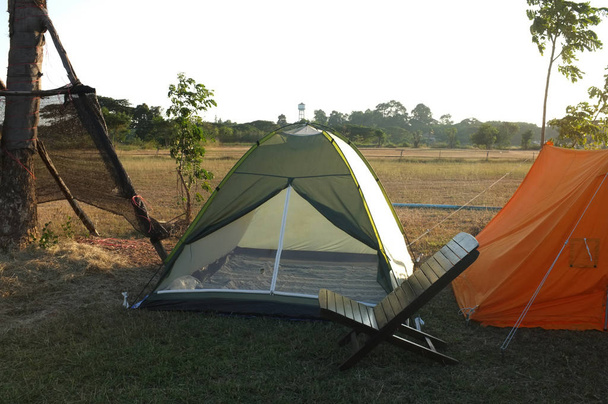 Ponto de acampamento de manhã, horário de verão
 - Foto, Imagem