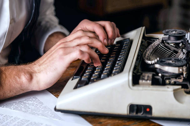Book Writer Using Typewriter - Фото, зображення