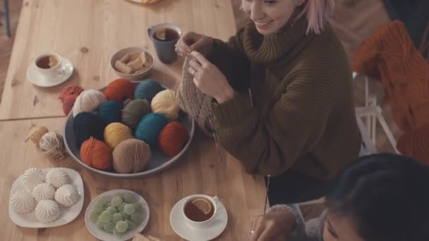 Sorridente ragazza a maglia in casa
 - Filmati, video