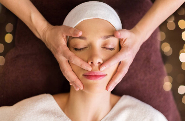 woman having face and head massage at spa - Foto, Imagem