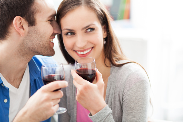 若い夫婦がワインを飲み - 写真・画像