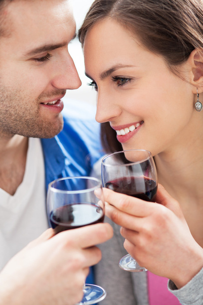 junges Paar trinkt Wein - Foto, Bild