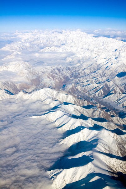 Αεροφωτογραφία του τα χιονισμένα βουνά - Φωτογραφία, εικόνα
