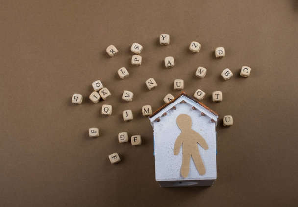 Деревянные буквы кубики и человек статуэтки и дома-модели
 - Фото, изображение