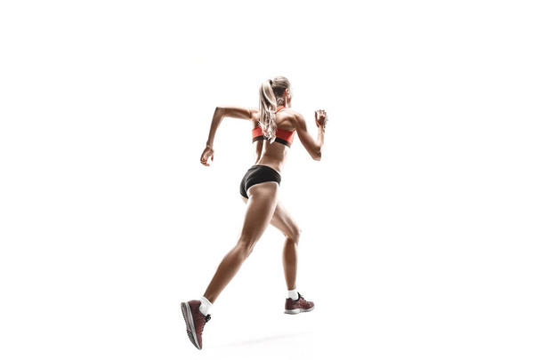 una mujer caucásica corriendo sobre fondo blanco
 - Foto, imagen