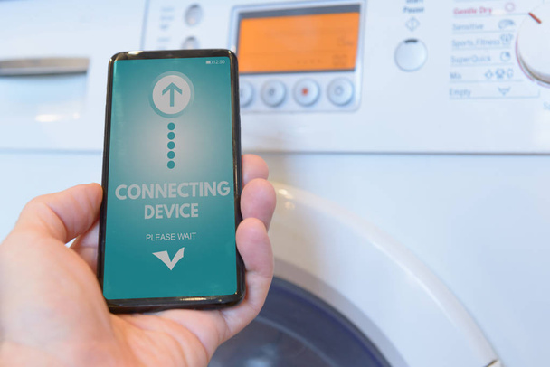 Connexion Machine à laver avec téléphone intelligent. Maison intelligente et Internet des objets Concept IoT
 - Photo, image