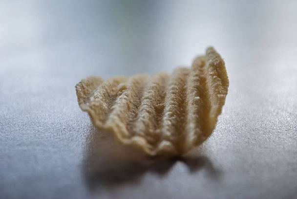 Chips auf weißem Tisch Nahaufnahme - Foto, Bild