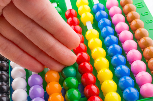 Χέρι με χρήση ενός χρώματος abacus - Φωτογραφία, εικόνα